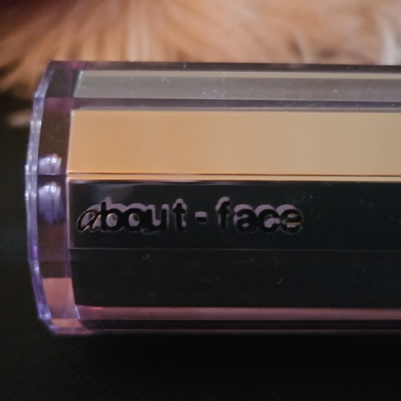 About - Face full sized Highlighter in shade "Light Lock" - Picture 2 of 3